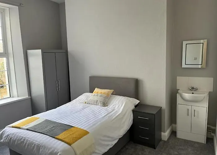 3 Bedroom Self Contained Ground Floor Flat With Parking