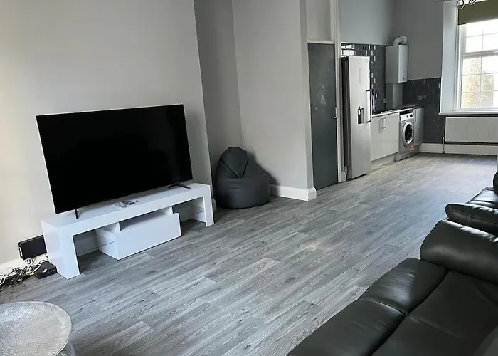 3 Bedroom Self Contained Ground Floor Flat With Parking